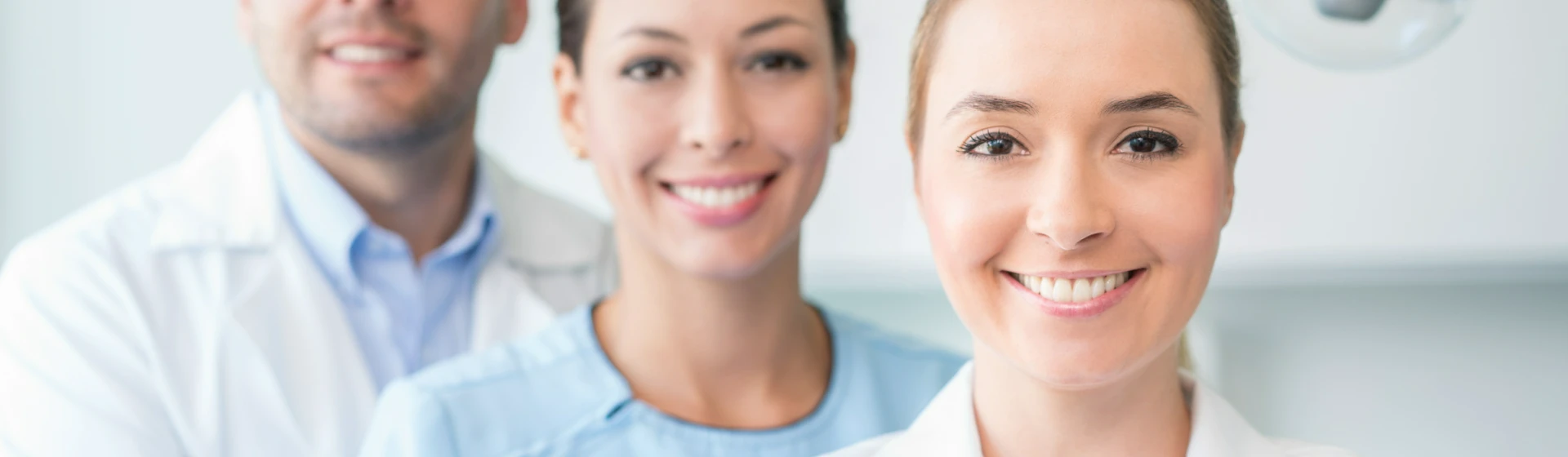 Uśmiechnięci stomatolodzy