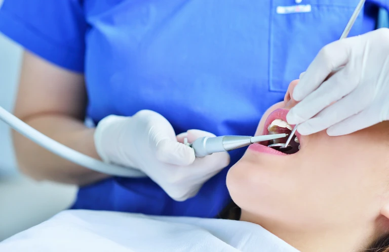 Pacjentka na fotelu stomatologicznym